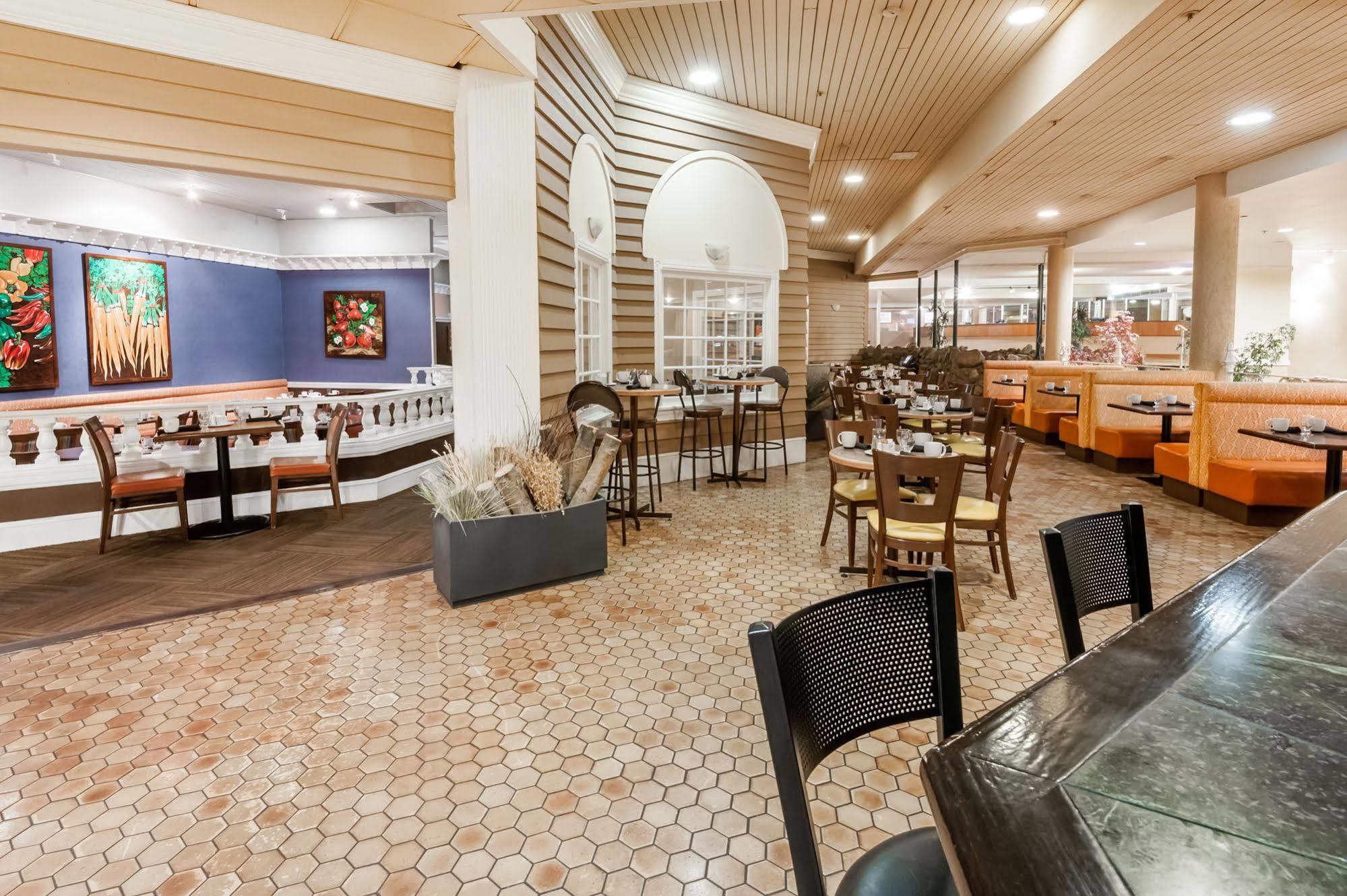 Edmonton Inn And Conference Centre Екстериор снимка