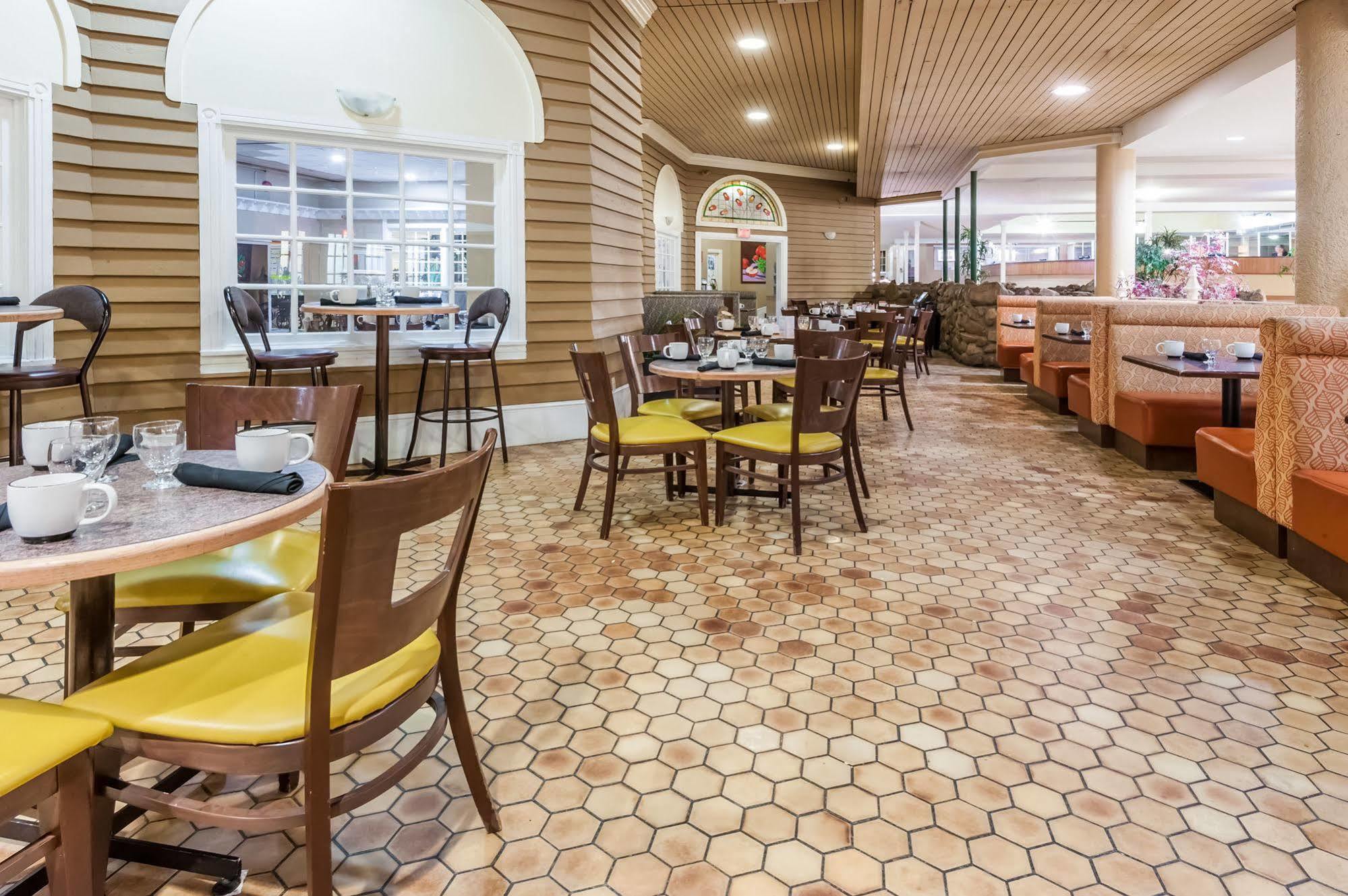 Edmonton Inn And Conference Centre Екстериор снимка